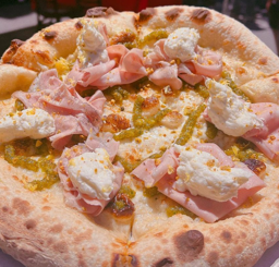 Pizza con Mortadella, Fontina, Stracciatella, e Pesto di Pistacchio